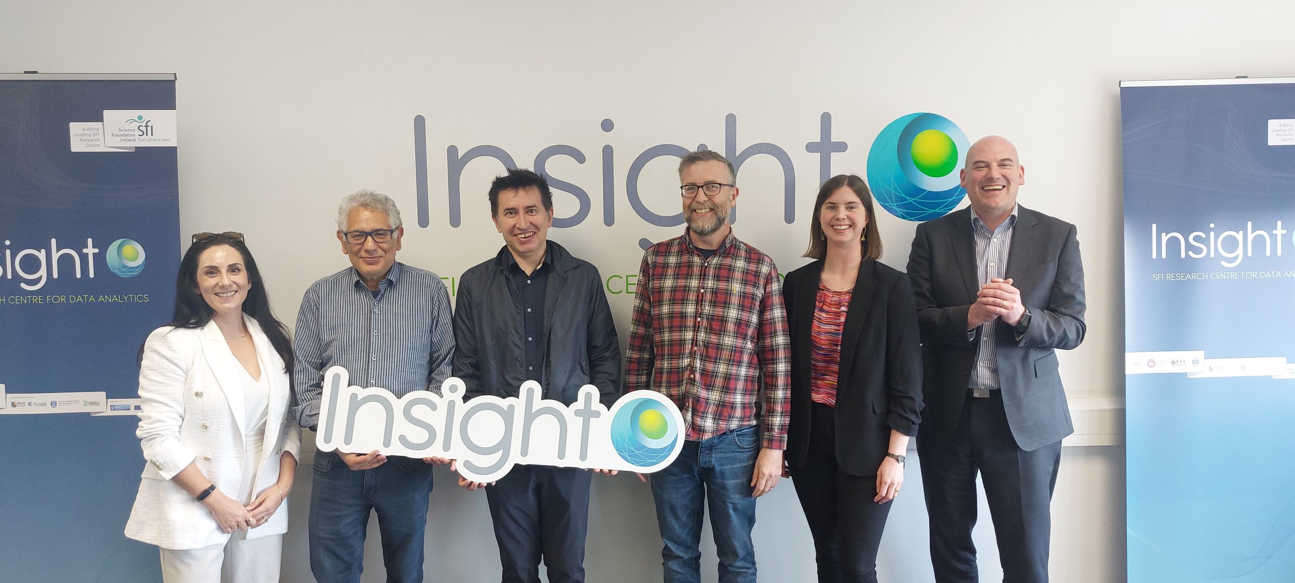 Group photo of seminar participants holding Insight foam logo