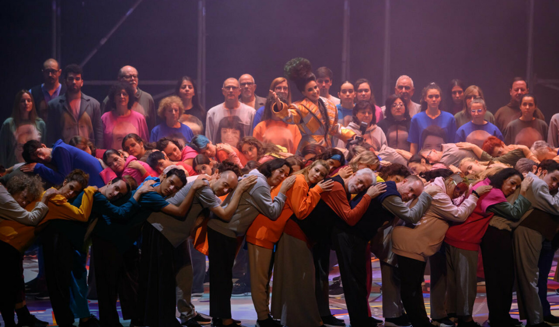 Performance of the opera 'La Gata Perduda' on stage